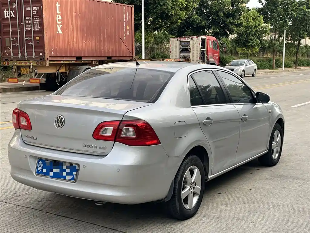 Volkswagen Bora 2008 2.0L Automatic Luxury Edition 2009 - thumbnail 3