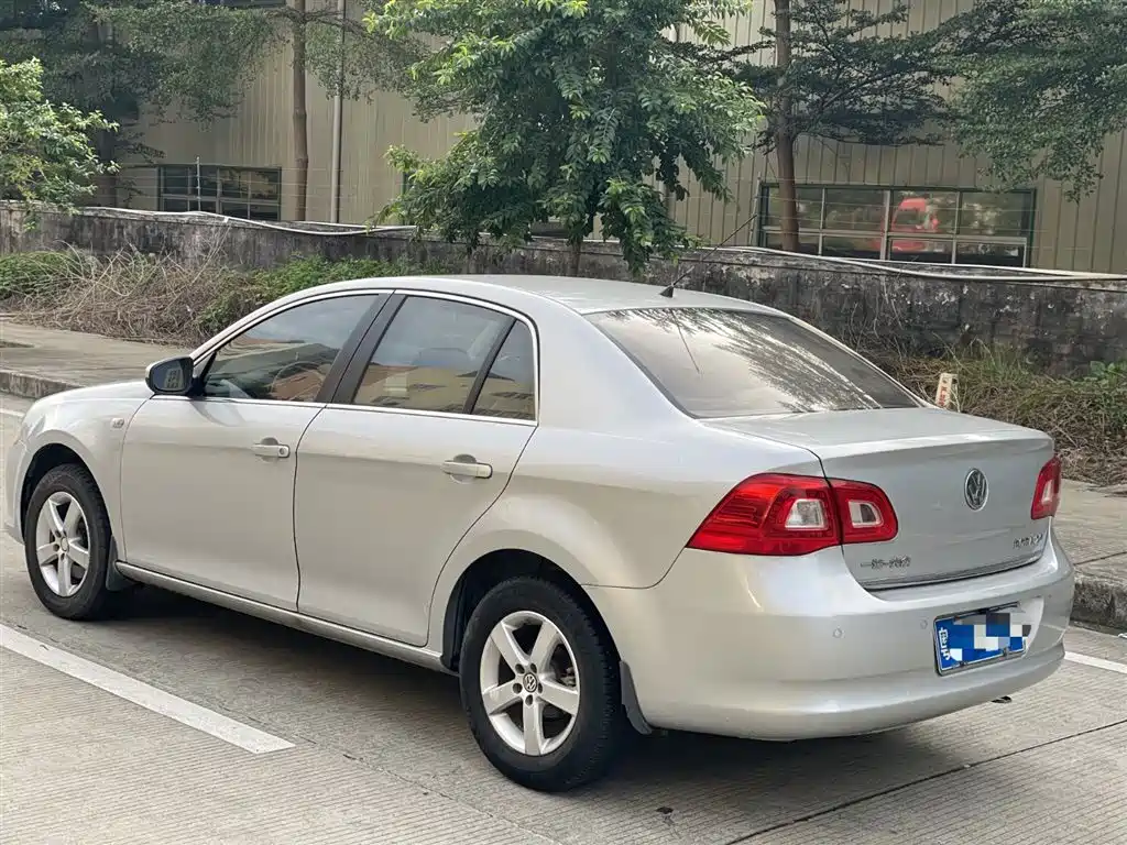 Volkswagen Bora 2008 2.0L Automatic Luxury Edition 2009 - thumbnail 4