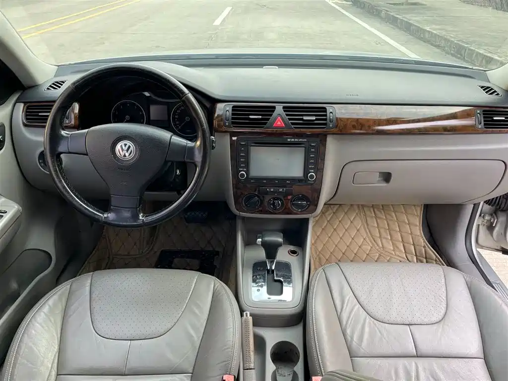 Volkswagen Bora 2008 2.0L Automatic Luxury Edition 2009 - thumbnail 7