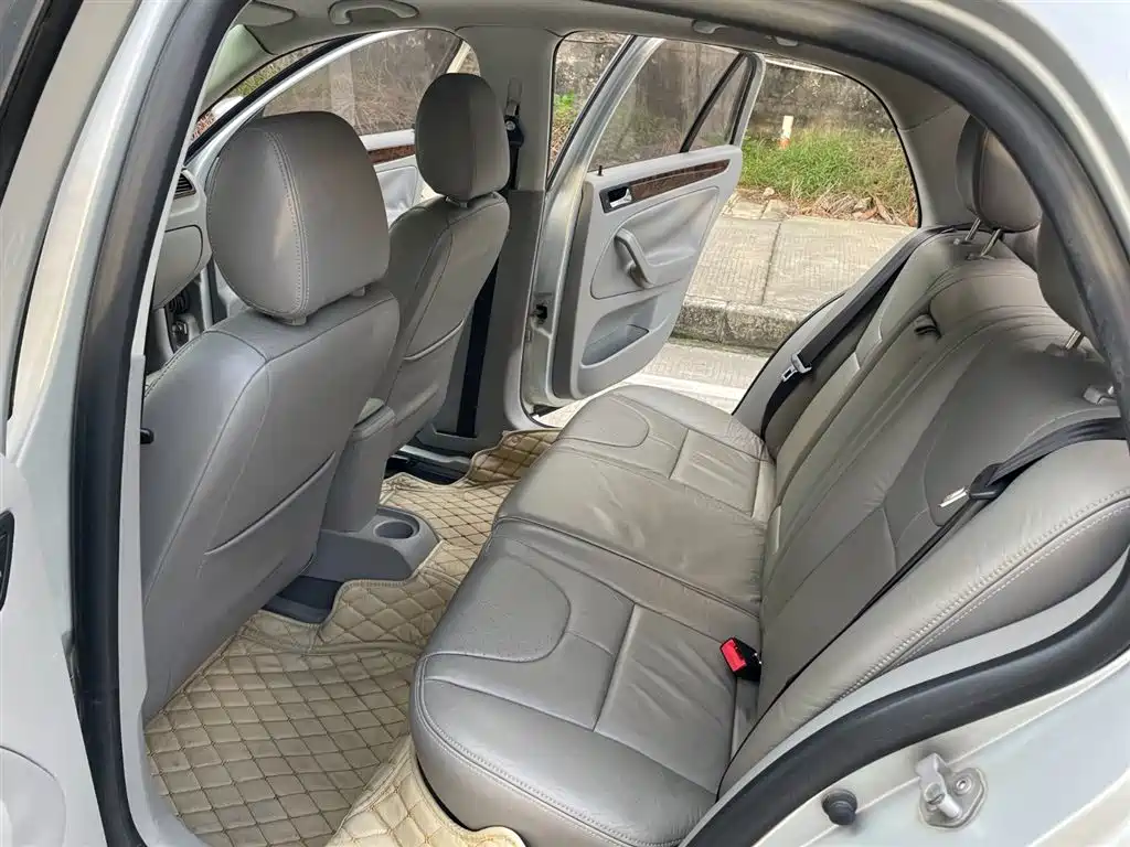 Volkswagen Bora 2008 2.0L Automatic Luxury Edition 2009 - thumbnail 8