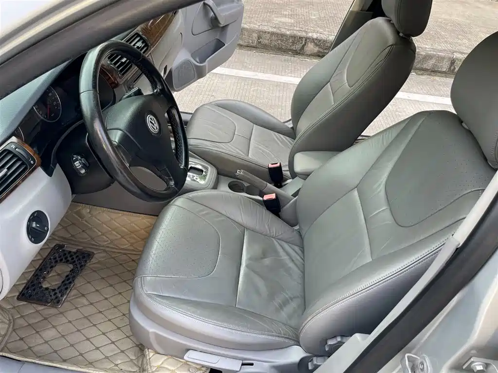 Volkswagen Bora 2008 2.0L Automatic Luxury Edition 2009 - thumbnail 10