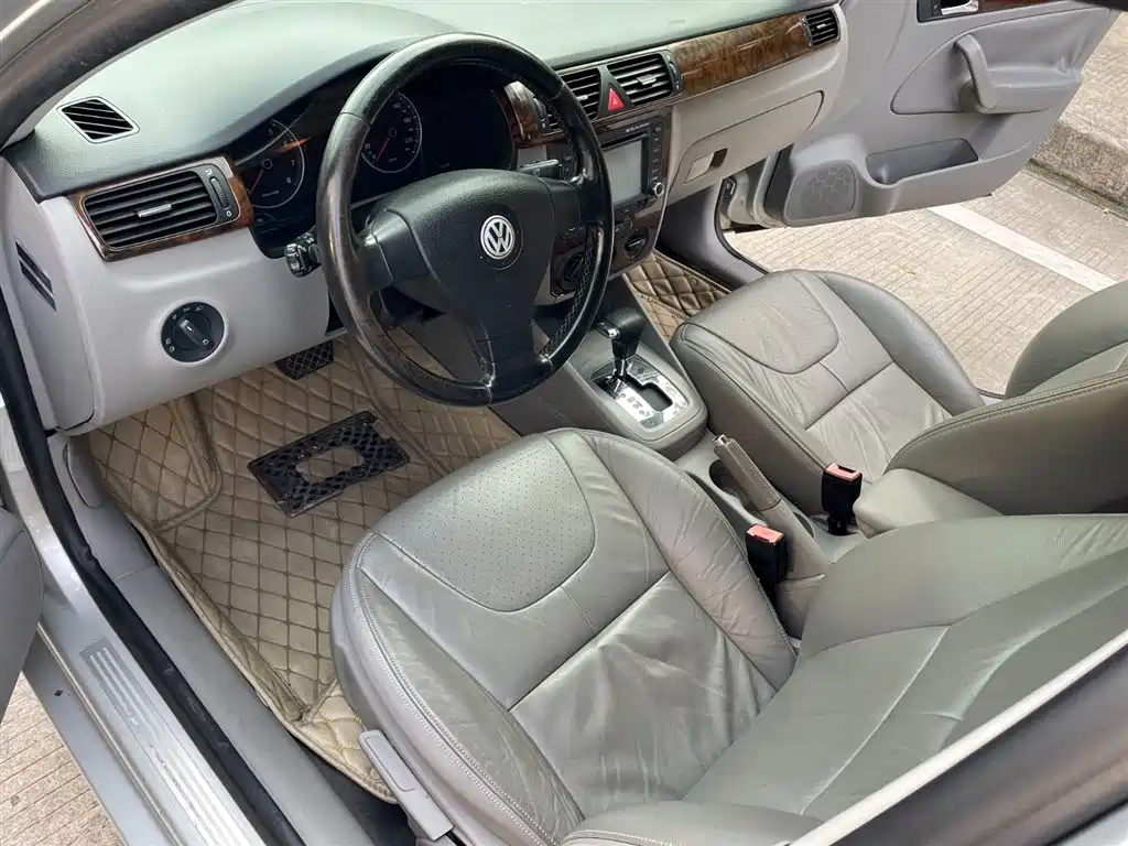 Volkswagen Bora 2008 2.0L Automatic Luxury Edition 2009 - thumbnail 11