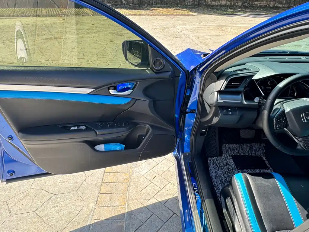Honda Honda Civic 2016 220TURBO CVT Luxury Edition 2017 - thumbnail 8