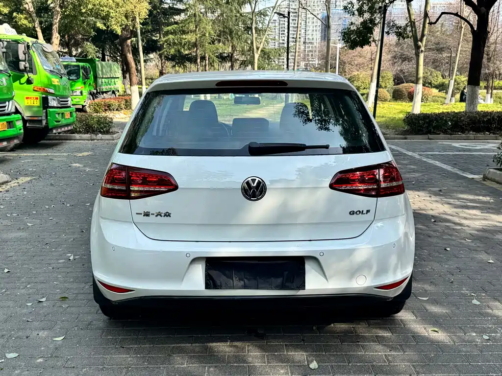 Volkswagen Volkswagen Golf 2017 1.6L Automatic Comfort Million Vehicle Commemorative Edition 2017 - thumbnail 3