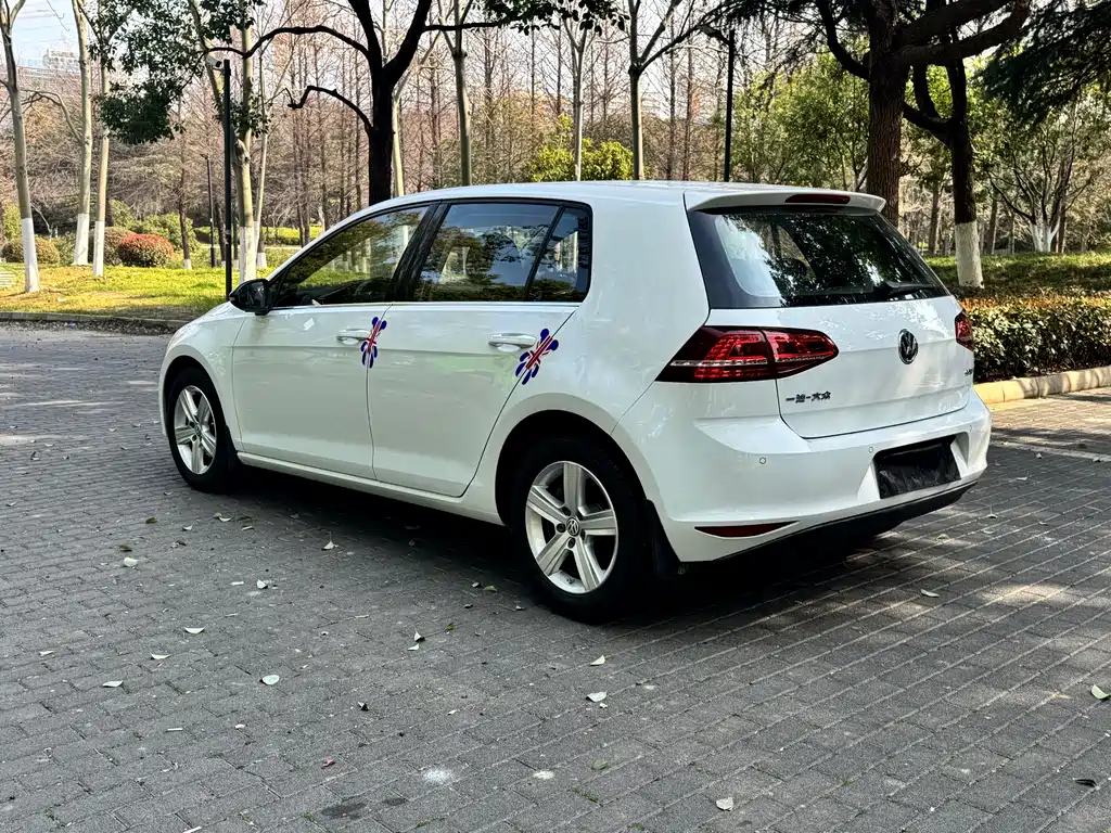Volkswagen Volkswagen Golf 2017 1.6L Automatic Comfort Million Vehicle Commemorative Edition 2017 - thumbnail 4