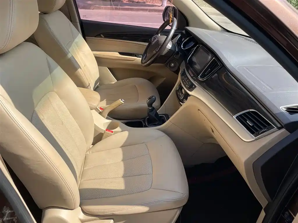Baojun Baojun 730 2016 1.8L Manual Luxury 7-seater 2016 - thumbnail 5