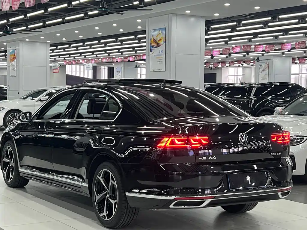 Volkswagen Magotan 2025 Model Comfort 330TSI DSG Luxury Edition 2025 - thumbnail 4