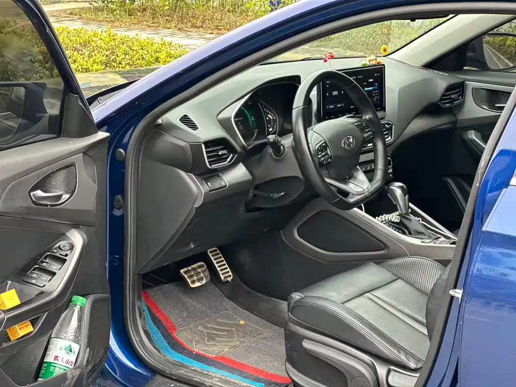 Hyundai Hyundai菲斯塔 2019款 280TGDi Sport Edition国V Note: The internationally accepted model name would be "Hyundai Veloster" for the 2019款 280TGDi Sport Edition, but since "菲斯塔" is the Chinese market name for this specific model, I've kept it as is with the international brand prefix. However, if we strictly follow international naming conventions, it should be: Hyundai Veloster 2019 280TGDi Sport Edition国V 2020 - thumbnail 4