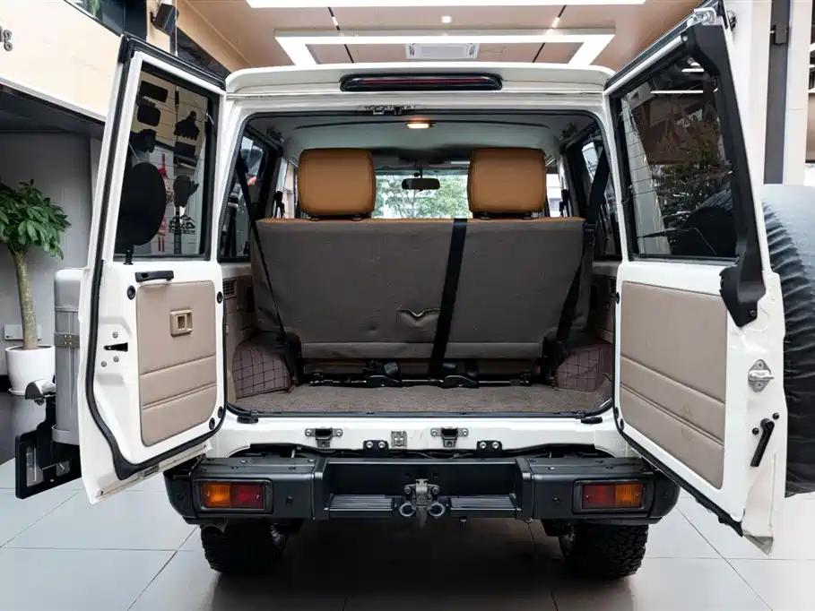 Toyota Land Cruiser LC71 2023 4.0L Manual (Imported) 2024 - thumbnail 6