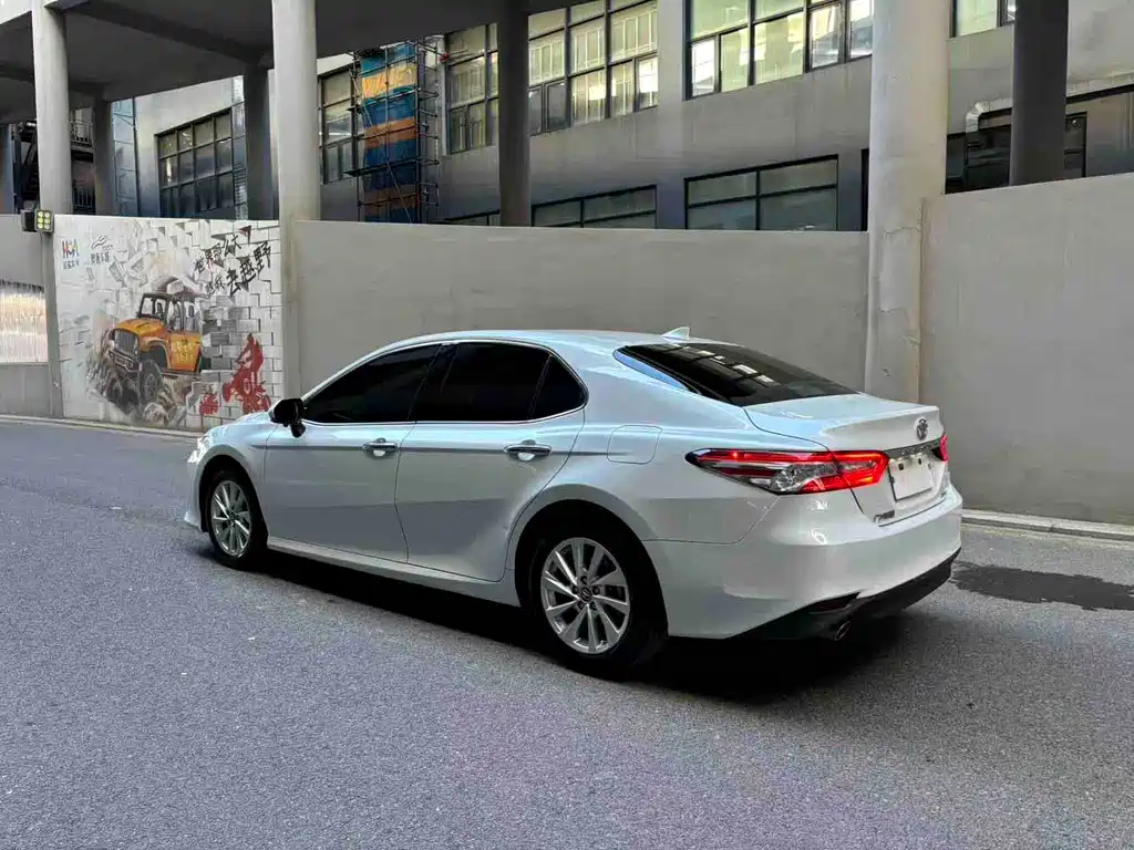 Toyota Toyota Camry 2022 2.0GVP Leading Edition 2023 - thumbnail 4