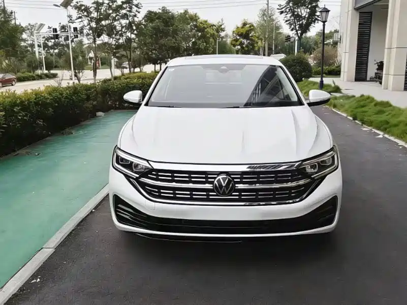 Volkswagen Volkswagen Sagitar 2025 Model Year Facelift 300TSI DSG Flying Edition 2026 - thumbnail 2