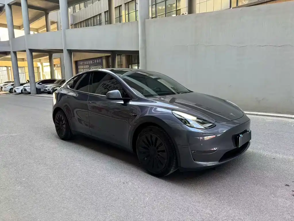 Tesla Model Y Long Range All-Wheel Drive 2022 Refresh 2023 - thumbnail 3