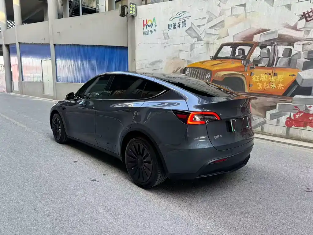 Tesla Model Y Long Range All-Wheel Drive 2022 Refresh 2023 - thumbnail 4