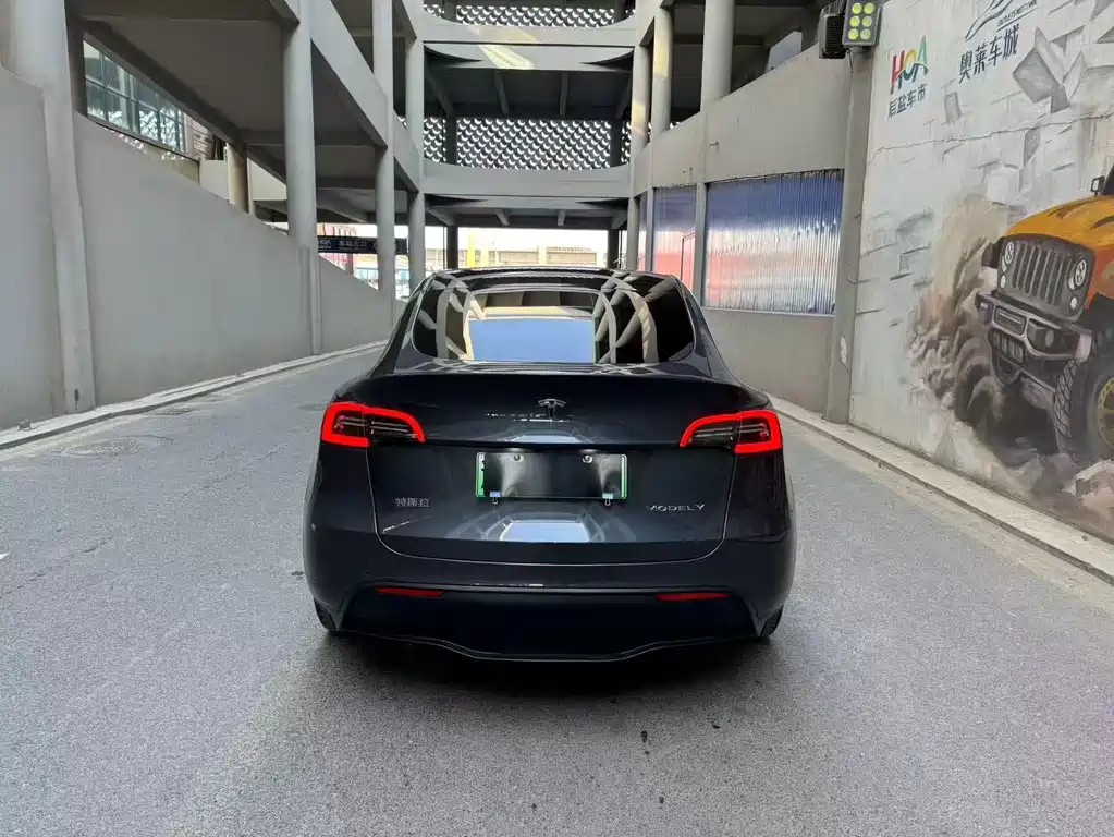 Tesla Model Y Long Range All-Wheel Drive 2022 Refresh 2023 - thumbnail 5