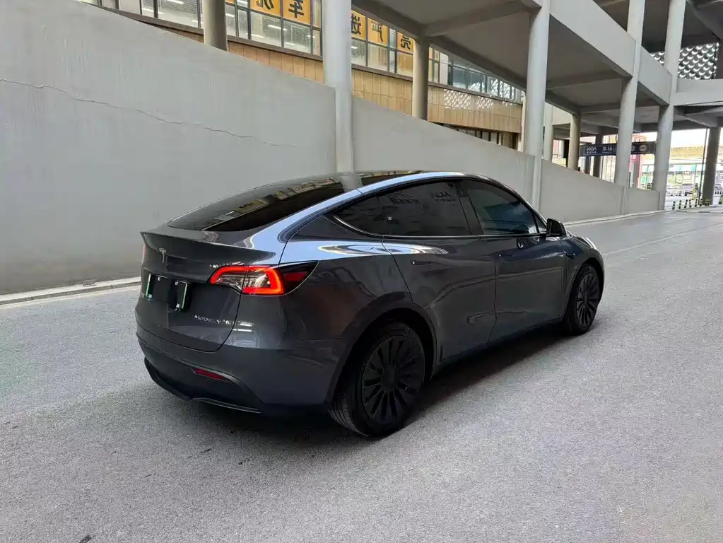 Tesla Model Y Long Range All-Wheel Drive 2022 Refresh 2023 - thumbnail 6