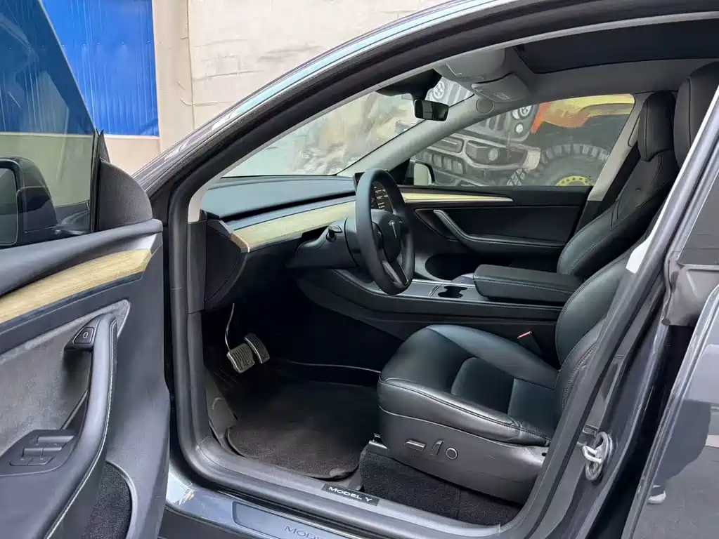Tesla Model Y Long Range All-Wheel Drive 2022 Refresh 2023 - thumbnail 7