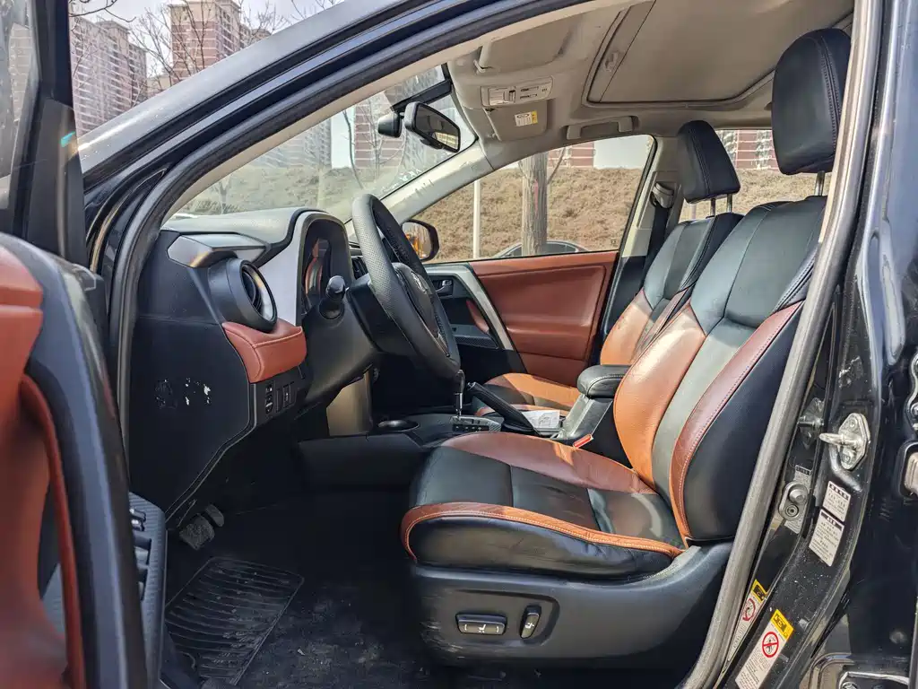 Toyota RAV4 2015 2.5L Automatic AWD Premium Edition 2015 - thumbnail 4