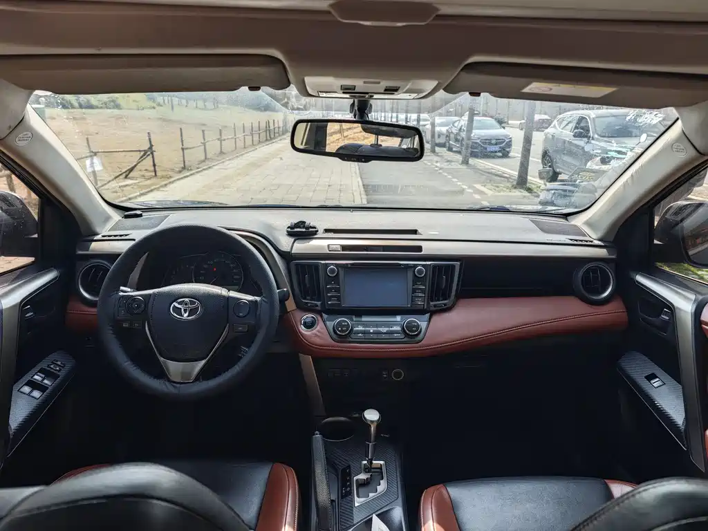 Toyota RAV4 2015 2.5L Automatic AWD Premium Edition 2015 - thumbnail 5