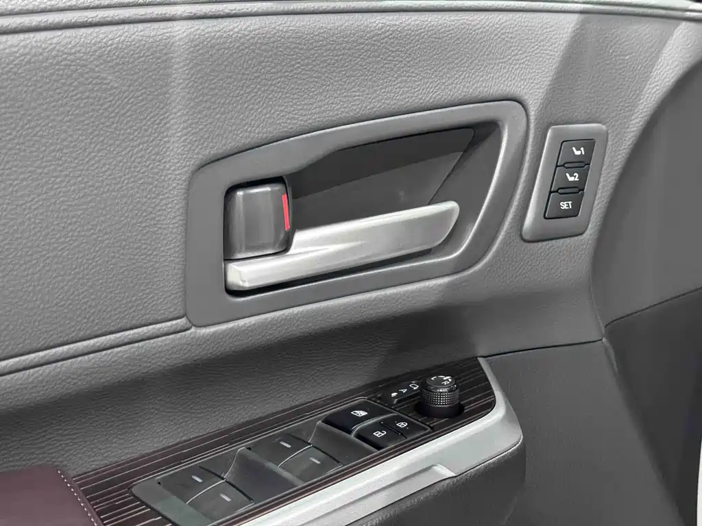 Toyota Toyota Granvia 2024 2.5L Hybrid Premium PLUS AWD 2026 - thumbnail 5