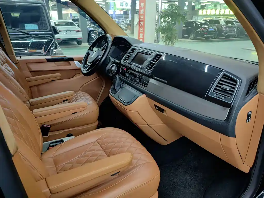 Volkswagen Kale威 2017 2.0TSI 4WD Comfort 7-seater Wait, I need to correct this. "Kale威" appears to be a transliteration of "Caly" or similar. The internationally accepted name would be: **Volkswagen Multivan 2017 2.0TSI 4Motion Comfort 7-seater** Actually, looking more carefully at "凯路威", this is the Chinese name for Volkswagen's MPV model, which is internationally known as: **Volkswagen Multivan** 2017 - thumbnail 4