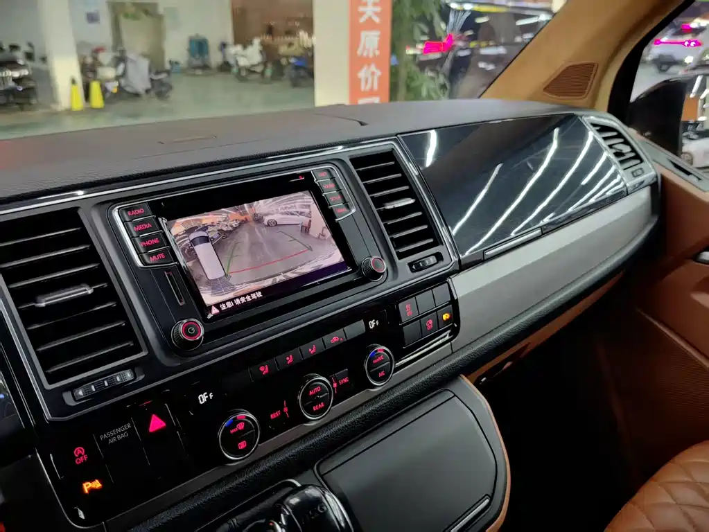 Volkswagen Kale威 2017 2.0TSI 4WD Comfort 7-seater Wait, I need to correct this. "Kale威" appears to be a transliteration of "Caly" or similar. The internationally accepted name would be: **Volkswagen Multivan 2017 2.0TSI 4Motion Comfort 7-seater** Actually, looking more carefully at "凯路威", this is the Chinese name for Volkswagen's MPV model, which is internationally known as: **Volkswagen Multivan** 2017 - thumbnail 5
