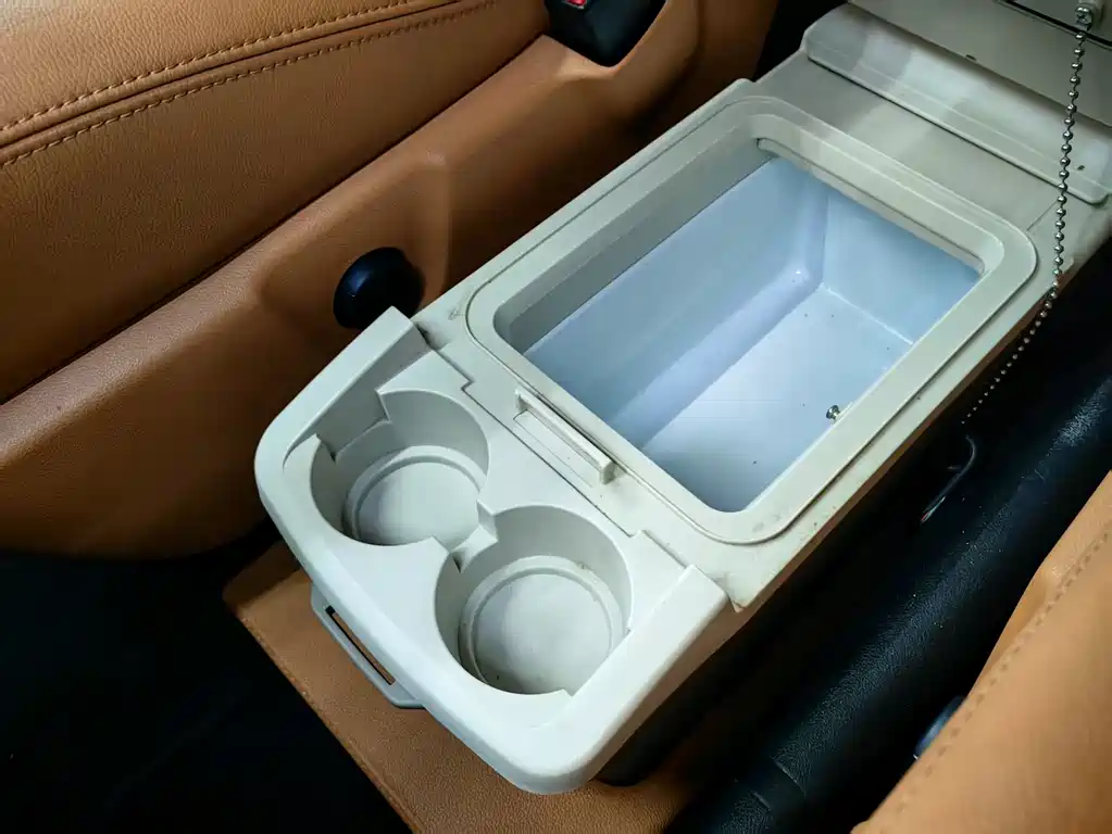 Volkswagen Kale威 2017 2.0TSI 4WD Comfort 7-seater Wait, I need to correct this. "Kale威" appears to be a transliteration of "Caly" or similar. The internationally accepted name would be: **Volkswagen Multivan 2017 2.0TSI 4Motion Comfort 7-seater** Actually, looking more carefully at "凯路威", this is the Chinese name for Volkswagen's MPV model, which is internationally known as: **Volkswagen Multivan** 2017 - thumbnail 6