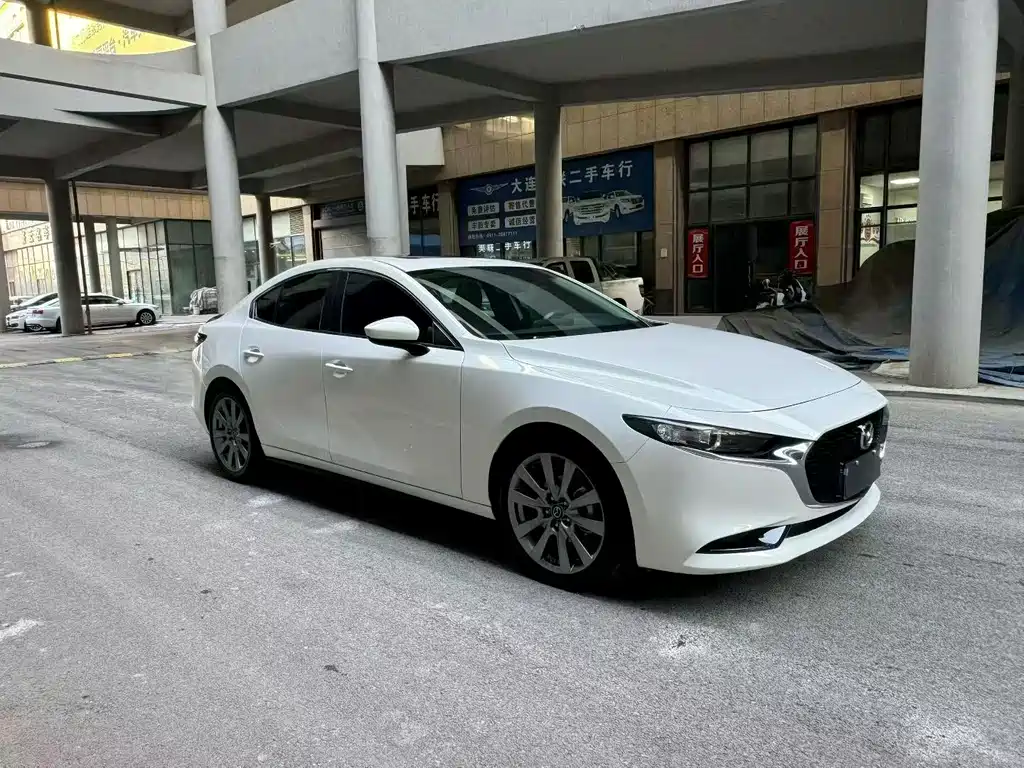 Mazda Mazda 3 Axela 2021 2.0L Automatic Elegant Version 2022 - thumbnail 3