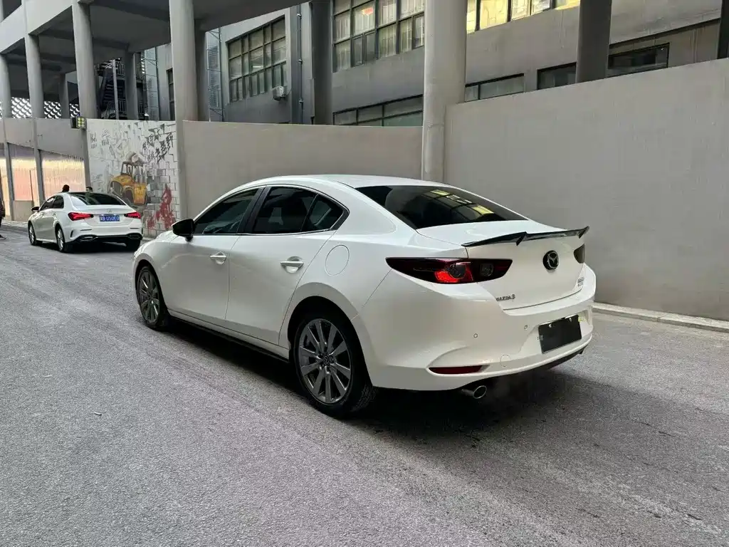 Mazda Mazda 3 Axela 2021 2.0L Automatic Elegant Version 2022 - thumbnail 4