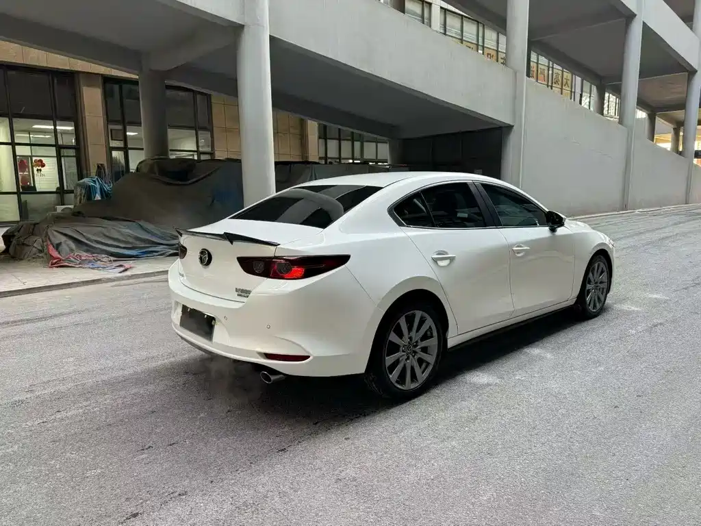 Mazda Mazda 3 Axela 2021 2.0L Automatic Elegant Version 2022 - thumbnail 6