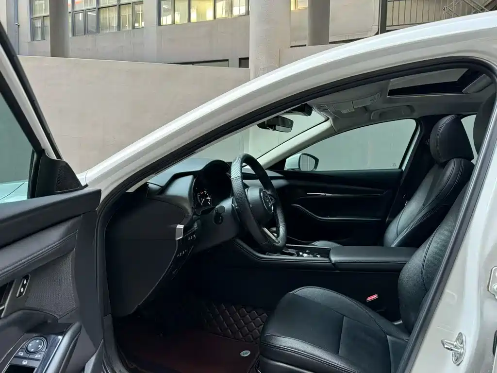 Mazda Mazda 3 Axela 2021 2.0L Automatic Elegant Version 2022 - thumbnail 7