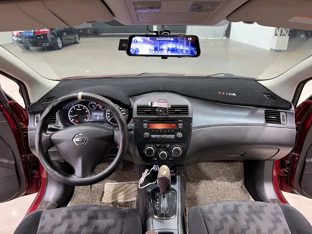Nissan Nissan Tiida 2014 1.6L CVT Comfort Edition 2015 - thumbnail 21