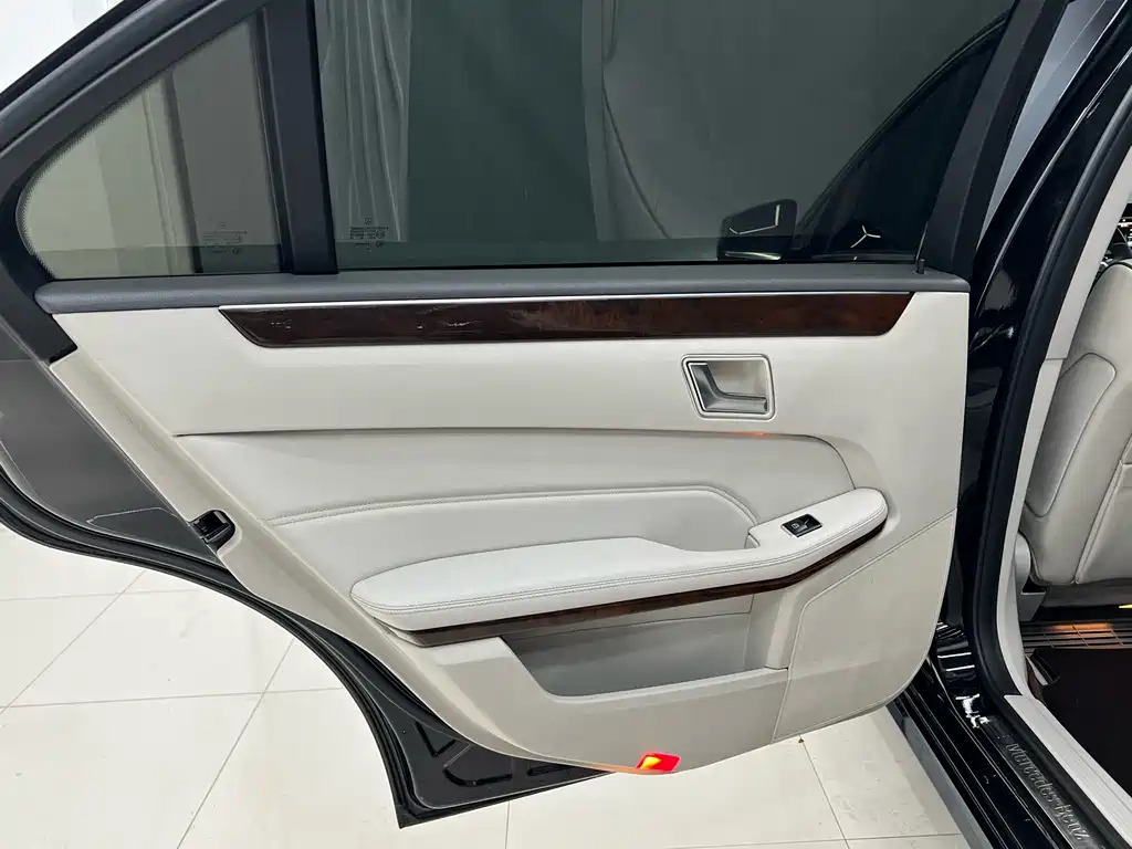 Mercedes-Benz Mercedes-Benz E-Class 2015 Facelift E 200 L 2016 - thumbnail 9