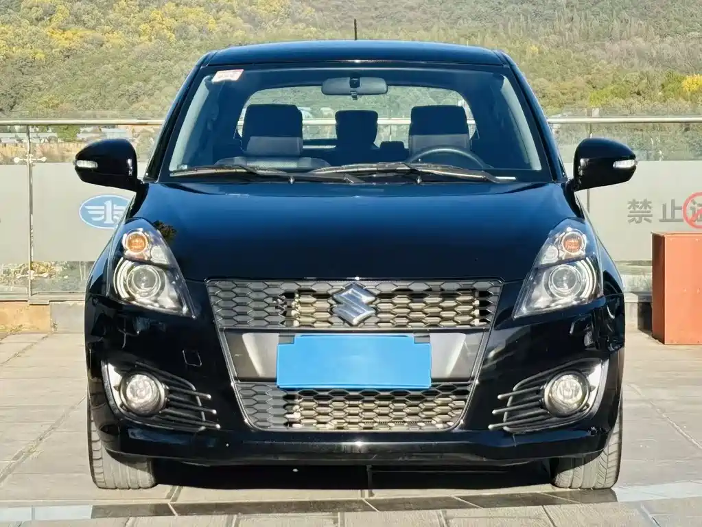 Suzuki Suzuki Swift 2014 1.6L CVT 2WD Luxury Edition 2015 - thumbnail 2