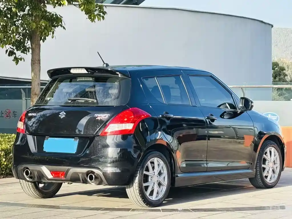 Suzuki Suzuki Swift 2014 1.6L CVT 2WD Luxury Edition 2015 - thumbnail 4