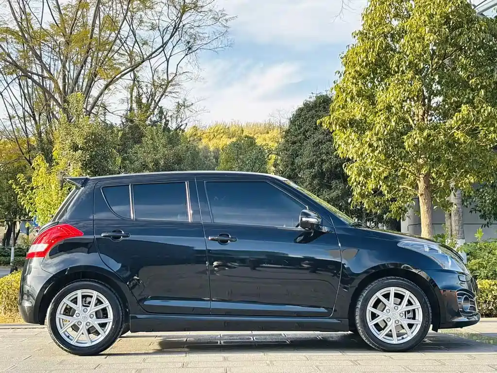 Suzuki Suzuki Swift 2014 1.6L CVT 2WD Luxury Edition 2015 - thumbnail 7