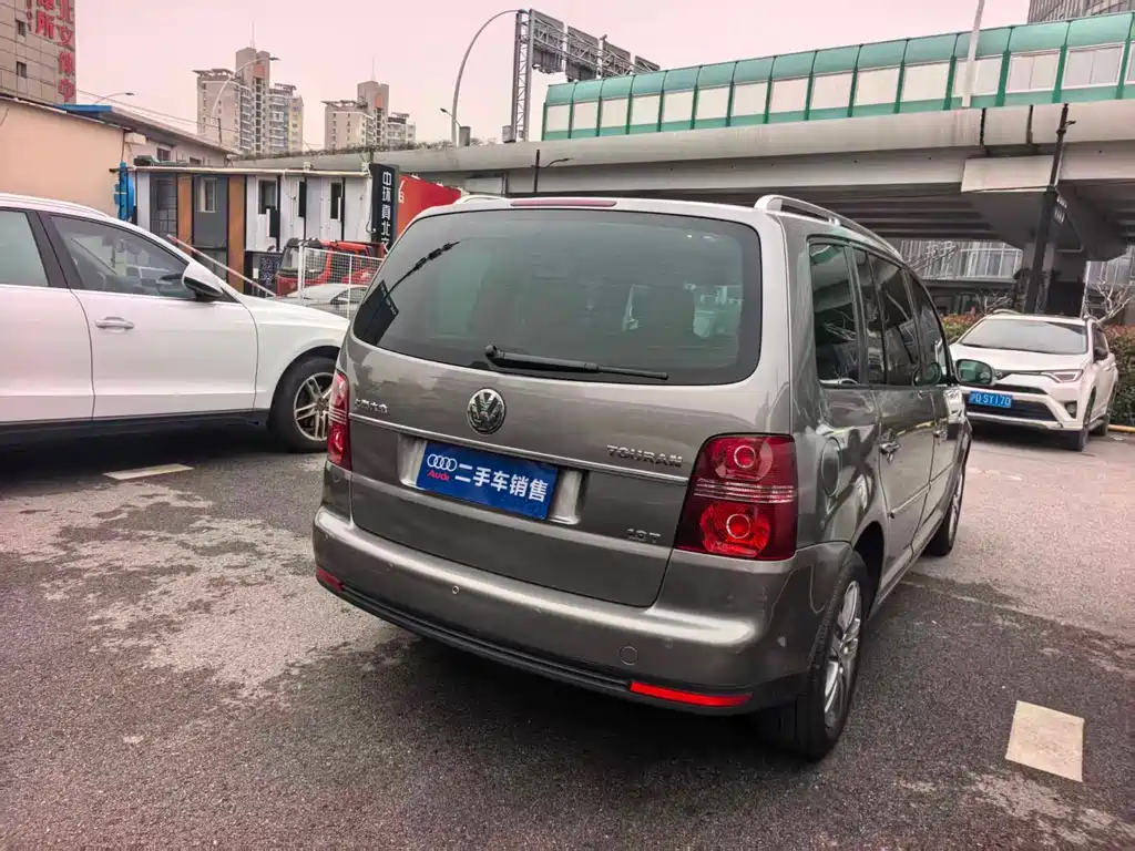 Volkswagen Touran 2008 1.8T Smart Elite Automatic 5-seater 2010 - thumbnail 4