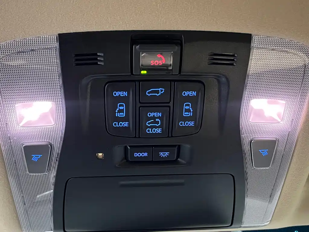 Toyota Alphard 2023 Crown Hybrid 2.5L HV Luxury Version 2023 - thumbnail 10
