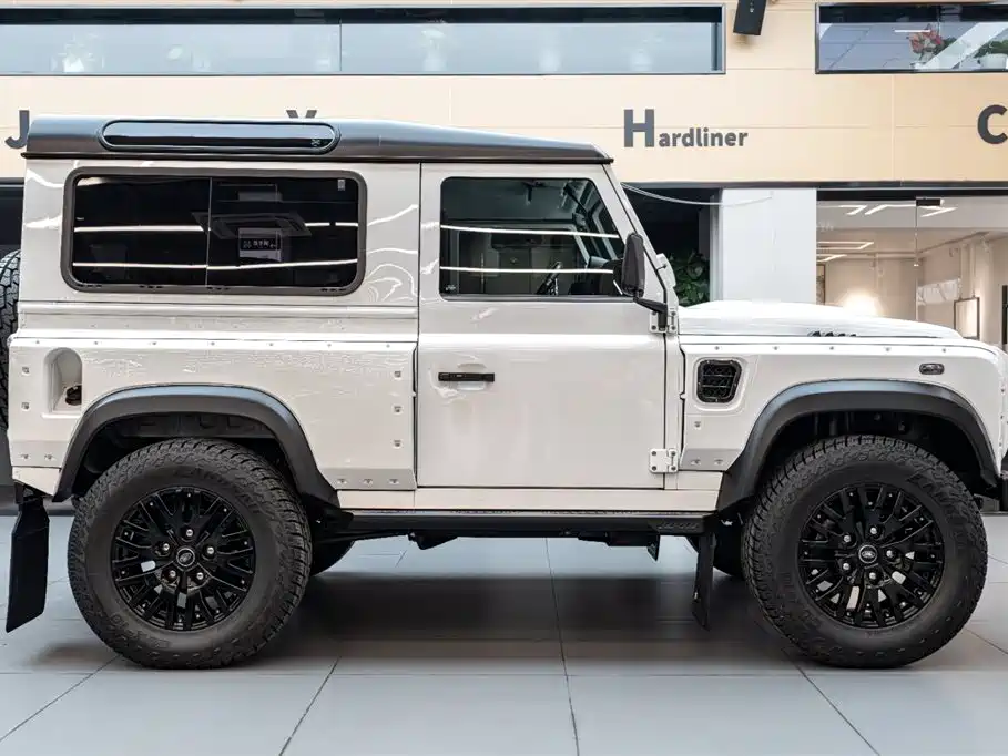 Land Rover Land Rover Defender 2.2L Diesel Euro-spec 2015 - thumbnail 3