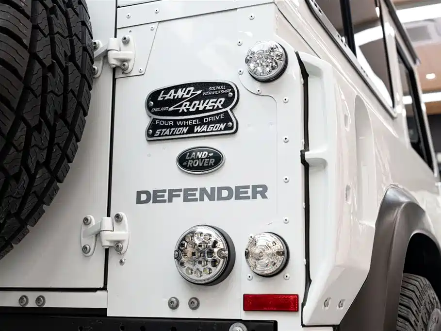Land Rover Land Rover Defender 2.2L Diesel Euro-spec 2015 - thumbnail 6