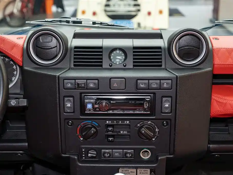 Land Rover Land Rover Defender 2.2L Diesel Euro-spec 2015 - thumbnail 16