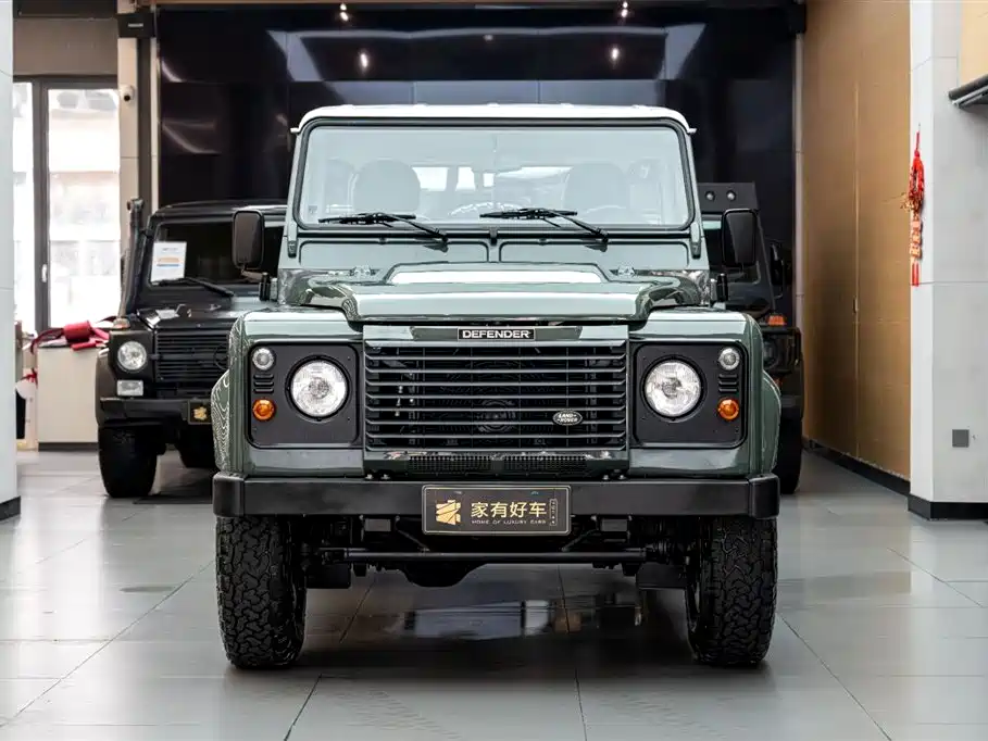Land Rover Land Rover Defender 2.2L Diesel Euro-spec 2018 - thumbnail 2