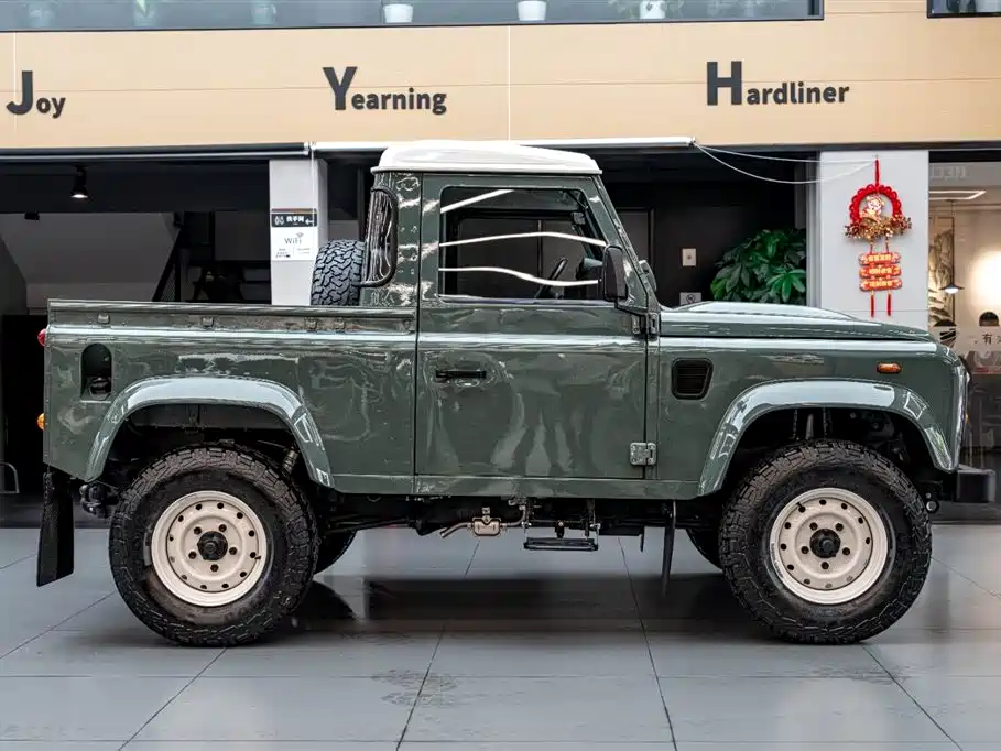 Land Rover Land Rover Defender 2.2L Diesel Euro-spec 2018 - thumbnail 3
