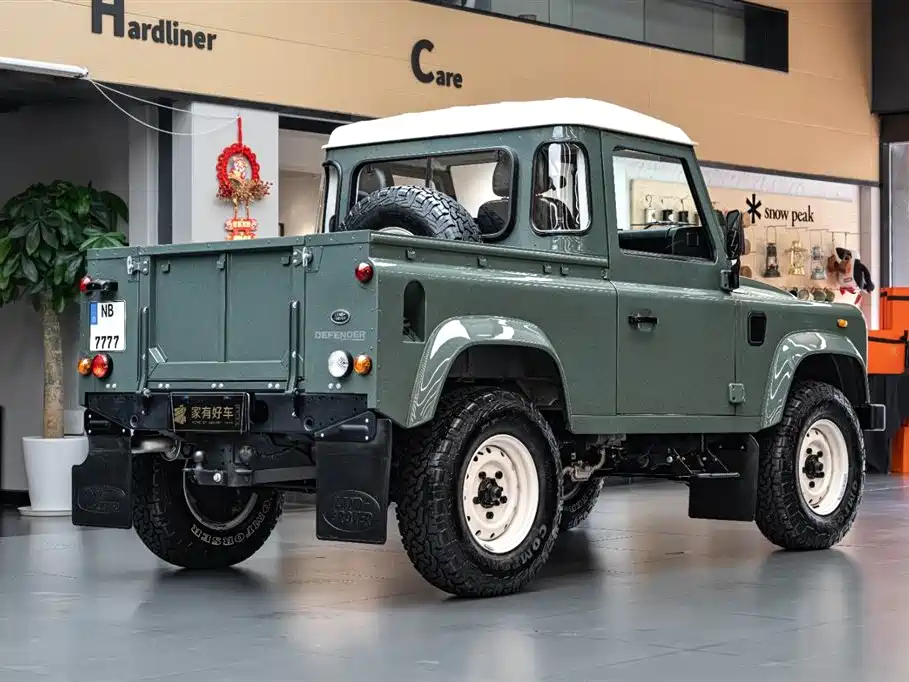 Land Rover Land Rover Defender 2.2L Diesel Euro-spec 2018 - thumbnail 4
