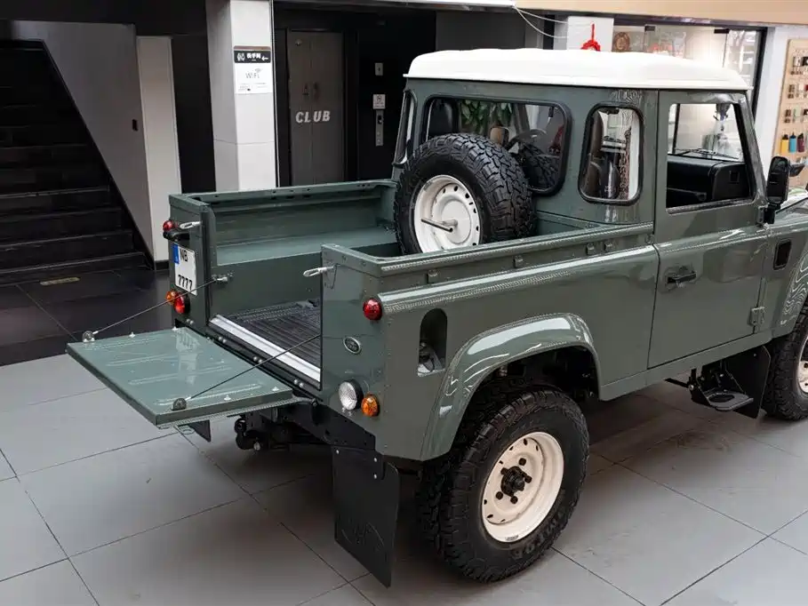 Land Rover Land Rover Defender 2.2L Diesel Euro-spec 2018 - thumbnail 6