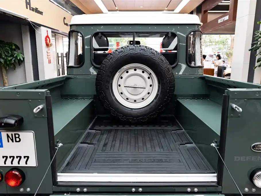 Land Rover Land Rover Defender 2.2L Diesel Euro-spec 2018 - thumbnail 7
