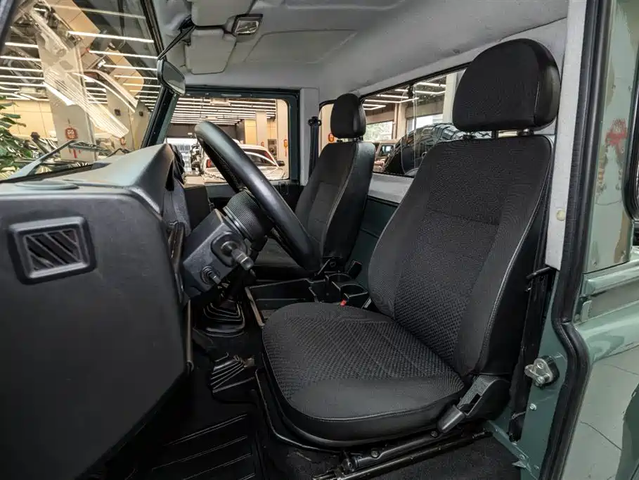 Land Rover Land Rover Defender 2.2L Diesel Euro-spec 2018 - thumbnail 8