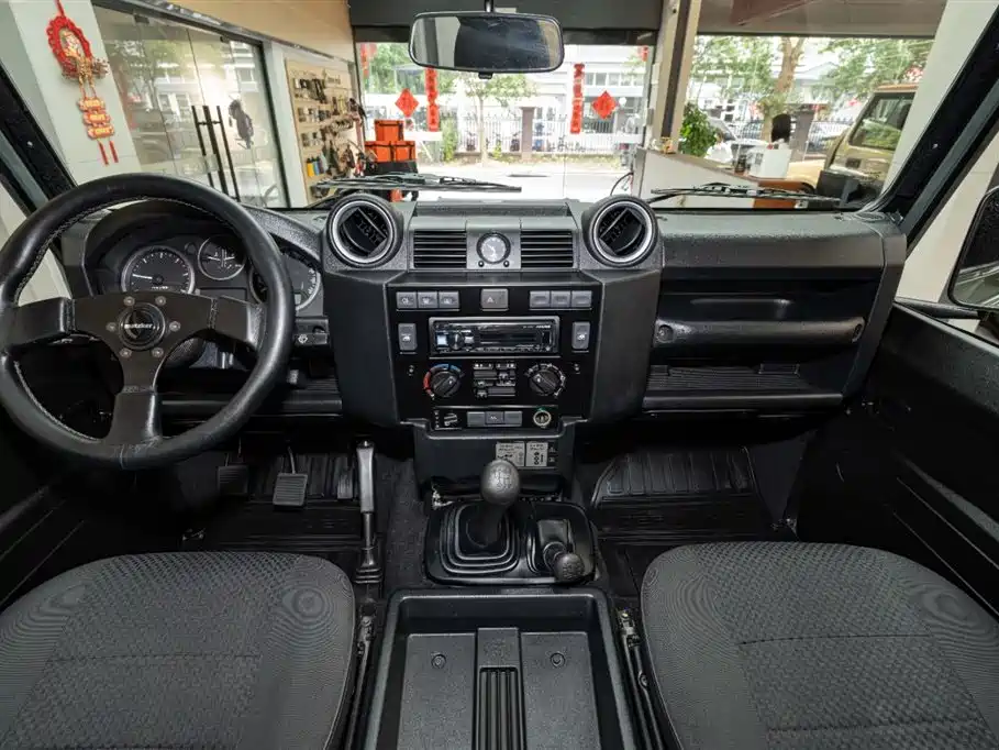 Land Rover Land Rover Defender 2.2L Diesel Euro-spec 2018 - thumbnail 9