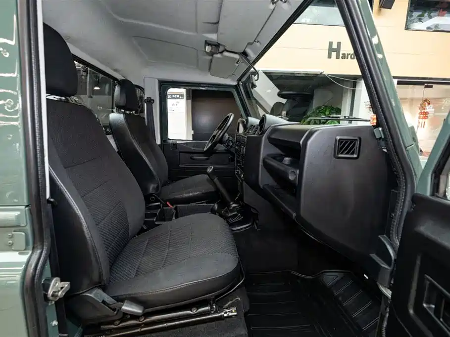 Land Rover Land Rover Defender 2.2L Diesel Euro-spec 2018 - thumbnail 10