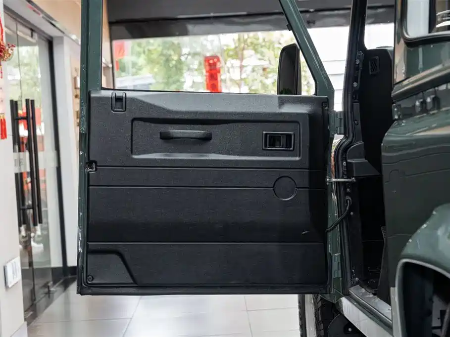 Land Rover Land Rover Defender 2.2L Diesel Euro-spec 2018 - thumbnail 11