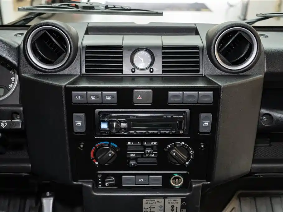 Land Rover Land Rover Defender 2.2L Diesel Euro-spec 2018 - thumbnail 13